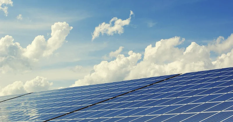 Comparatif : quatre profils de lampes solaires pour campement prolongé
