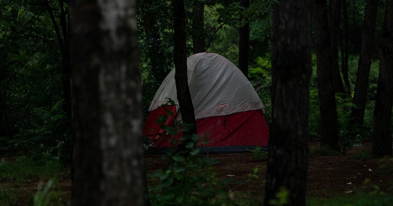 Voyager seul en camping sans stress : 10 conseils essentiels pour débutants